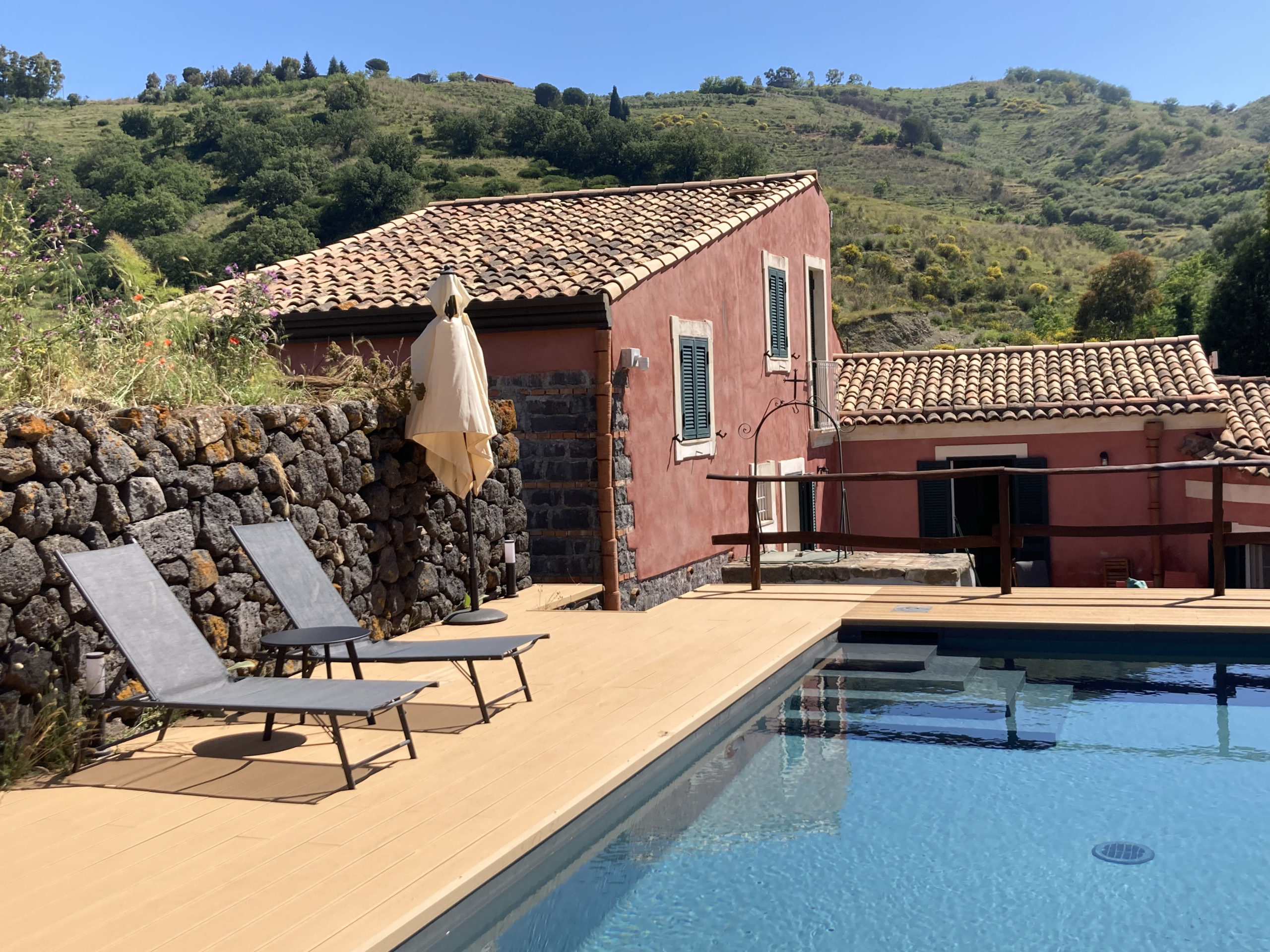 Belle maison de campagne avec piscine et terrasse ensoleillées